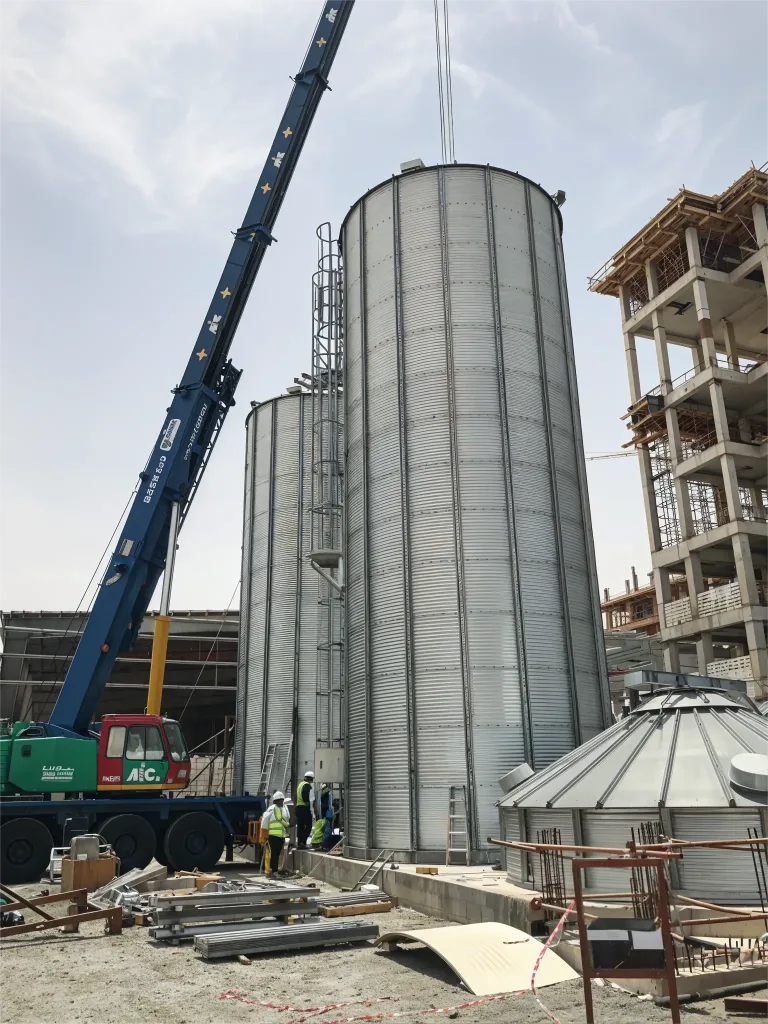 Cylindrical steel silo during installation
